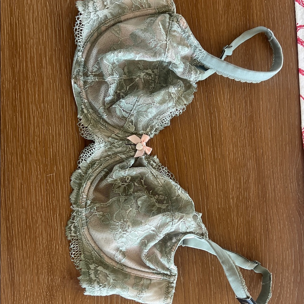 Victoria's Secret Lace Bra in Soft Green size 36DD Beautiful!